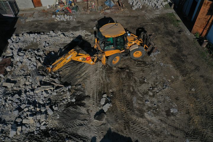 Pohľad zhora na stavebnú techniku a sutinu pri búraní