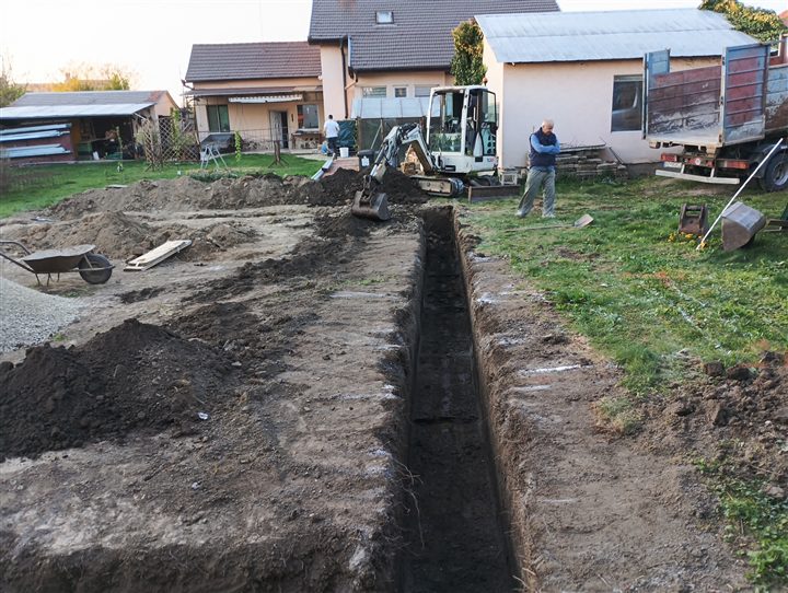 Vyhĺbené základové pásy na stavebnom pozemku